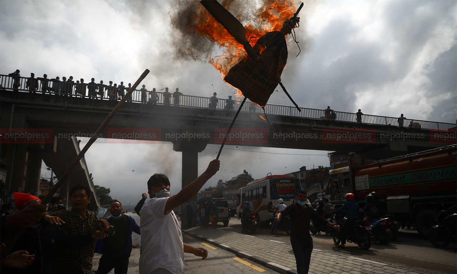 युवा संघले जलायो माधव नेपालको पुत्ला